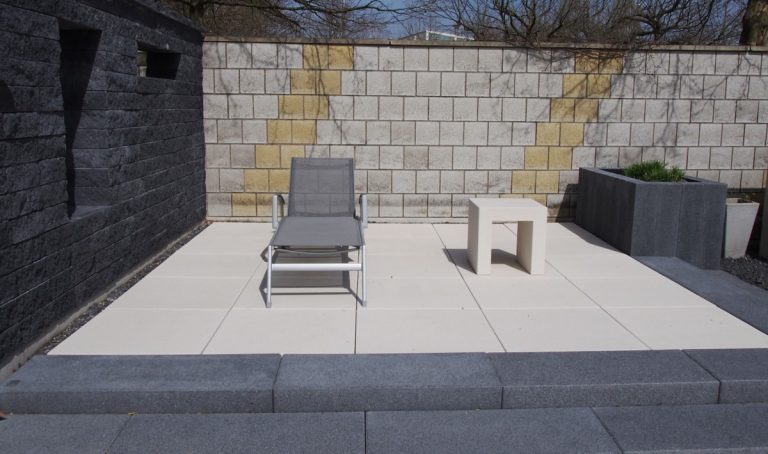 Nettoyer le gras d’une terrasse en béton : produits & astuces !