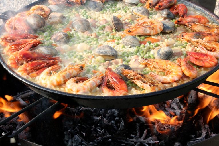 Combien coûte un traiteur pour une paella ? Aperçu des tarifs et astuces pour un événement réussi